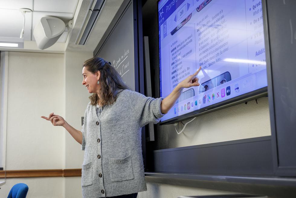Professor Hélène Bilis points at a screen in a classroom.