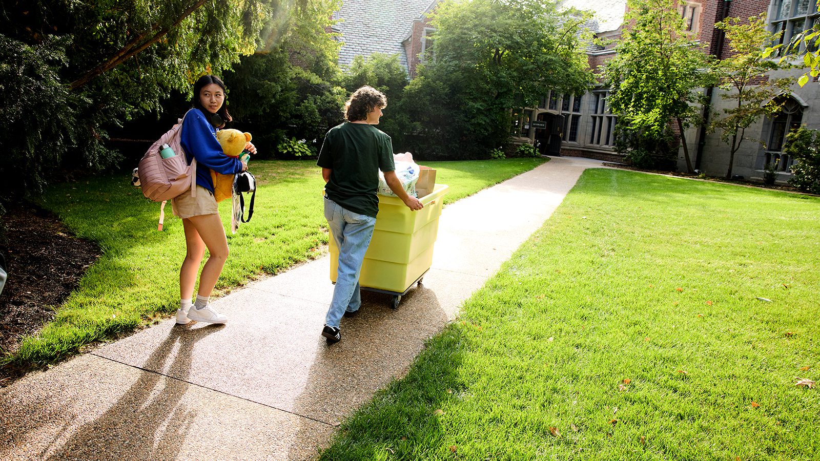 A new student and an orientation mentor move the new student into her residence hall. Photo by Kelly Davidson