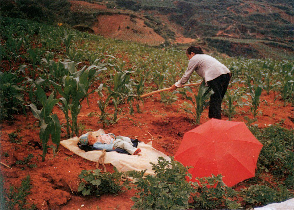 Li Qiong Fen, Hoeing Corn, 1992-93.