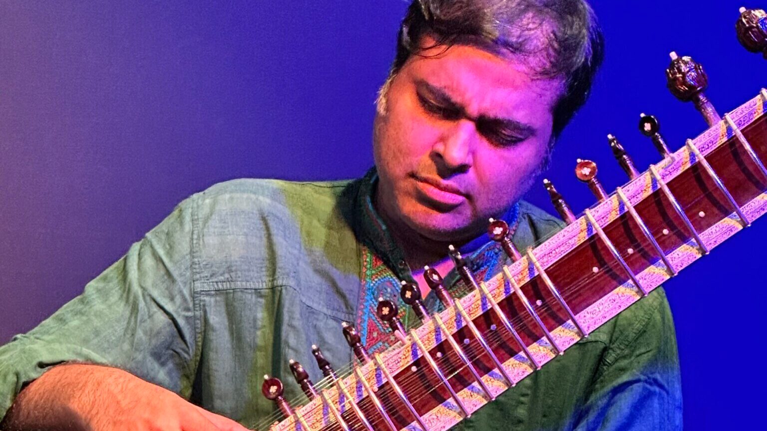 Purbayan Chatterjee playing sitar