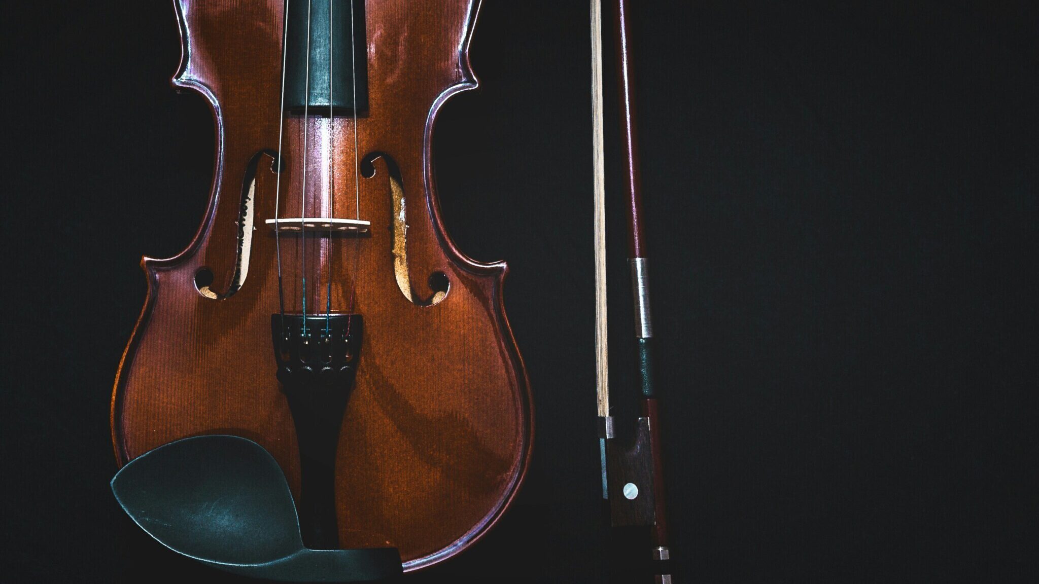 Photo of violin and bow (cut off before upper bout)