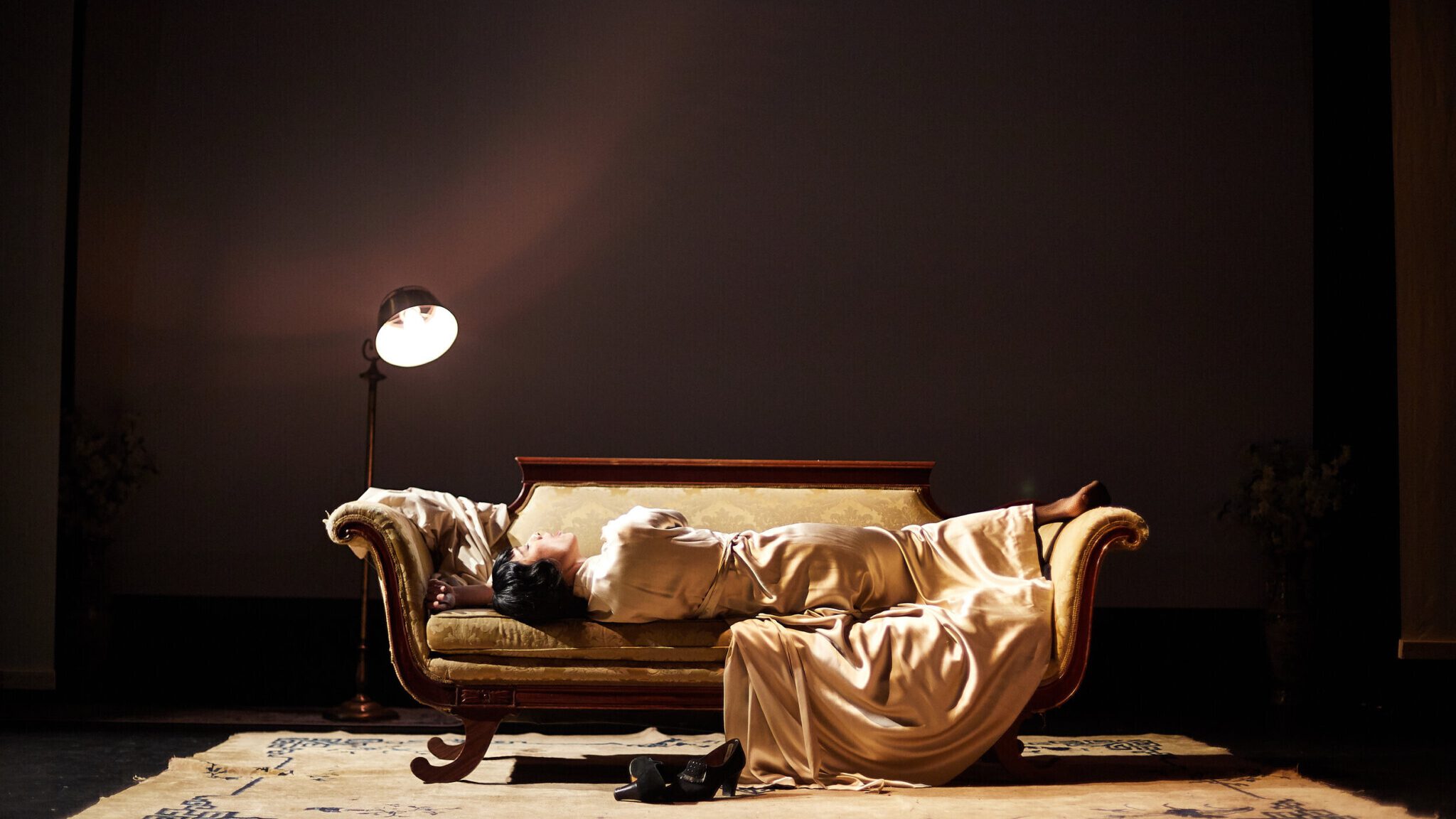 A Chinese actress laying on a sofa