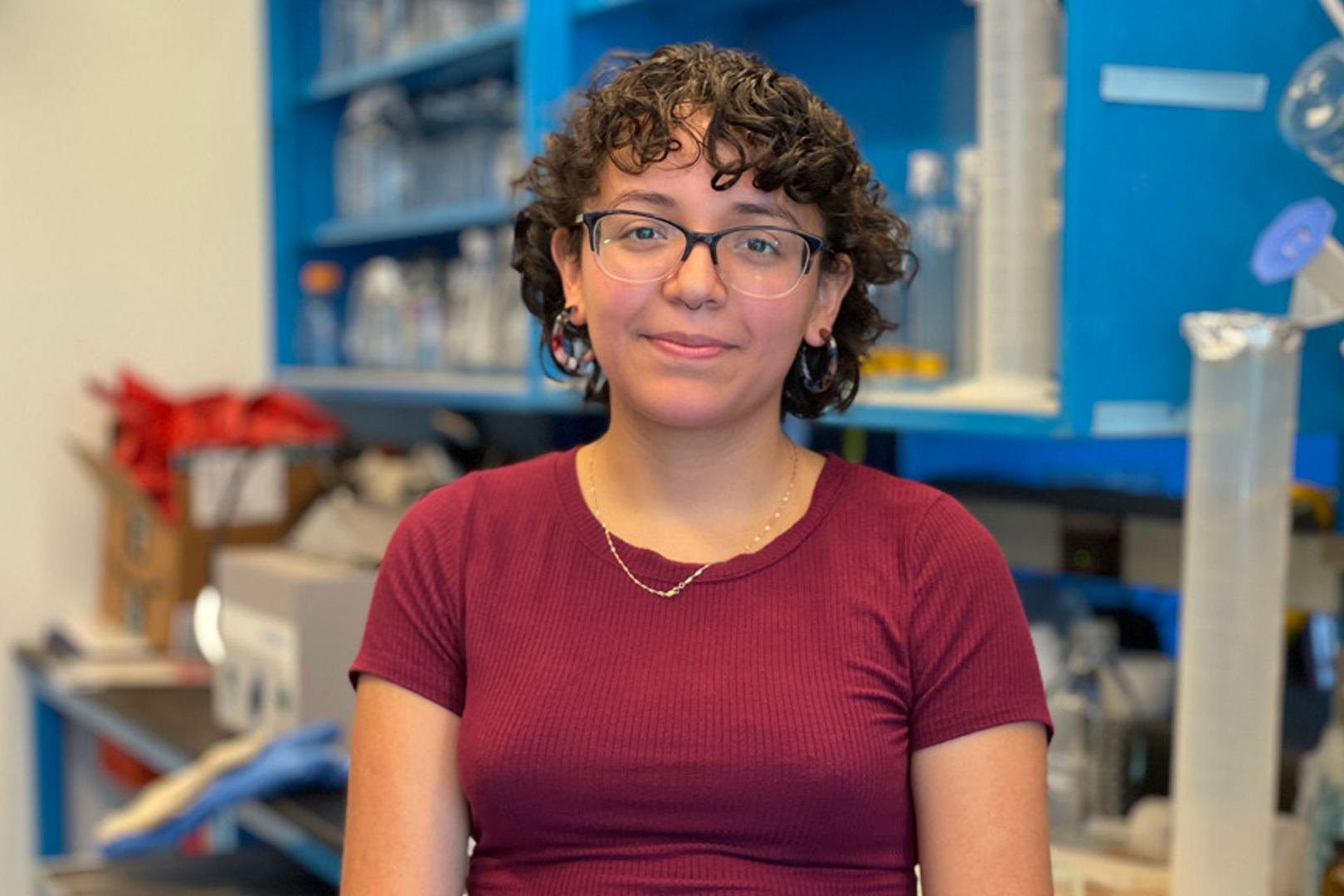 Cesiah Gomez ’22 in a science lab