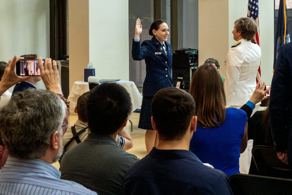 Juliet Homes ’25 takes the Oath of Office during her commissioning ceremony on Wellesley’s campus.
