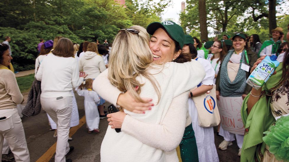 Two alums hug during the alumnae parade